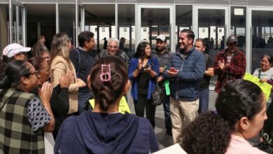 Hugo Servín con colonos morelianos