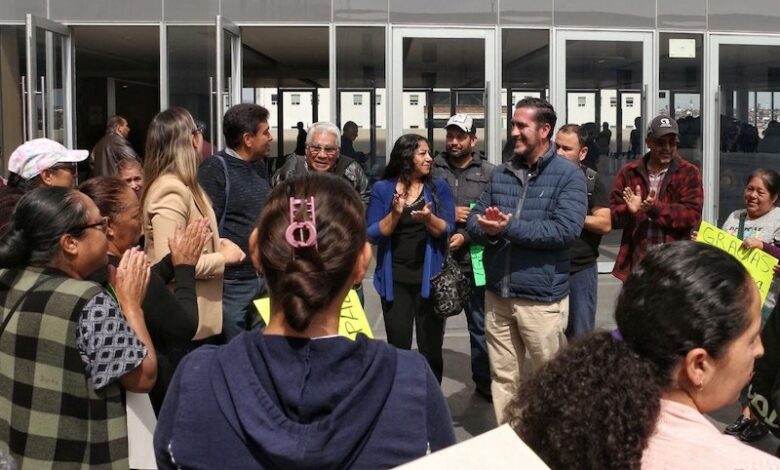 Hugo Servín con colonos morelianos