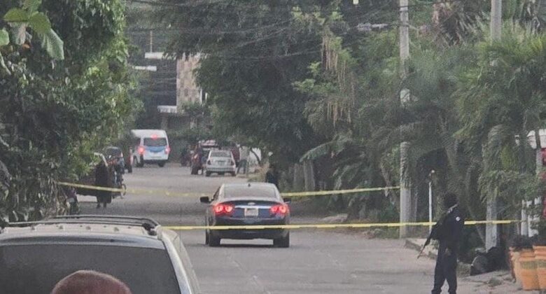 Auto baleado en zona acordonada