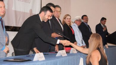 Yankel Benítez entrega reconocimientos a profesionistas