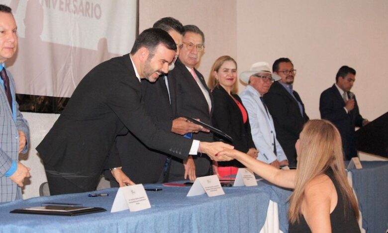 Yankel Benítez entrega reconocimientos a profesionistas