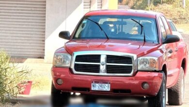 Baleado y camioneta roja