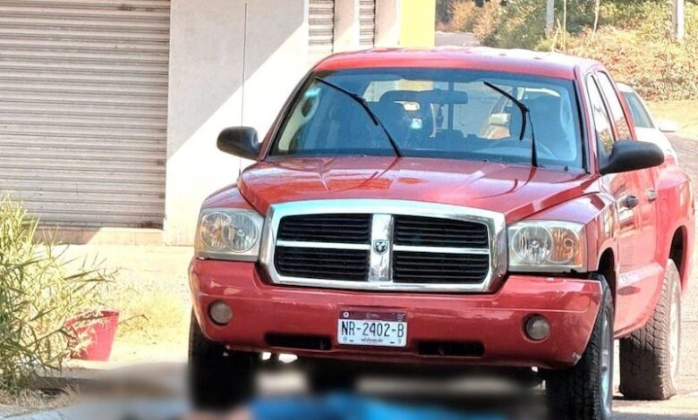 Baleado y camioneta roja