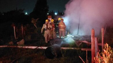 Bomberos combaten incendio