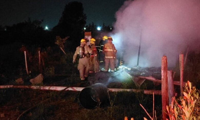 Bomberos combaten incendio