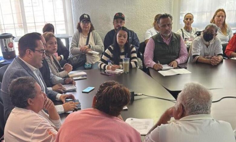 Víctor Serrato en reunión