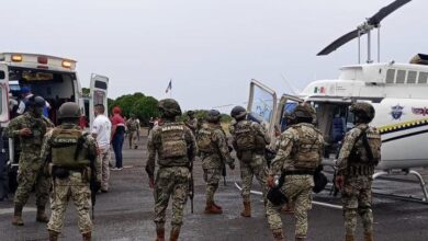 Helicóptero, militares y ambulancia