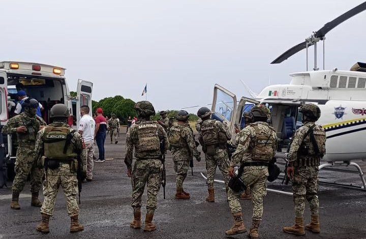 Helicóptero, militares y ambulancia