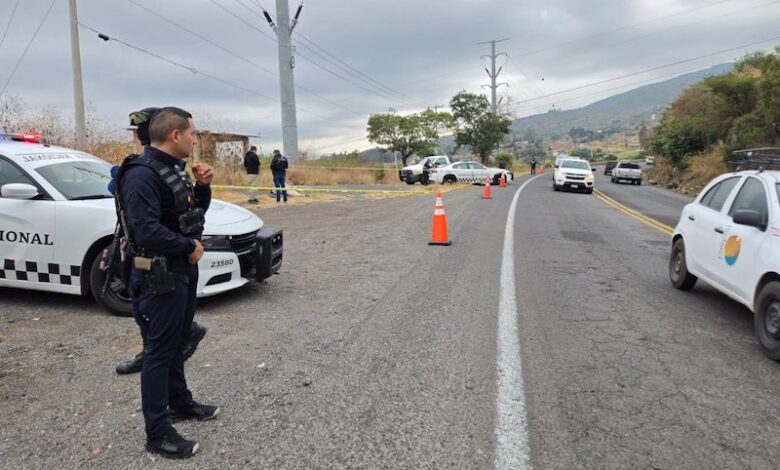 Policías vigilan carretera