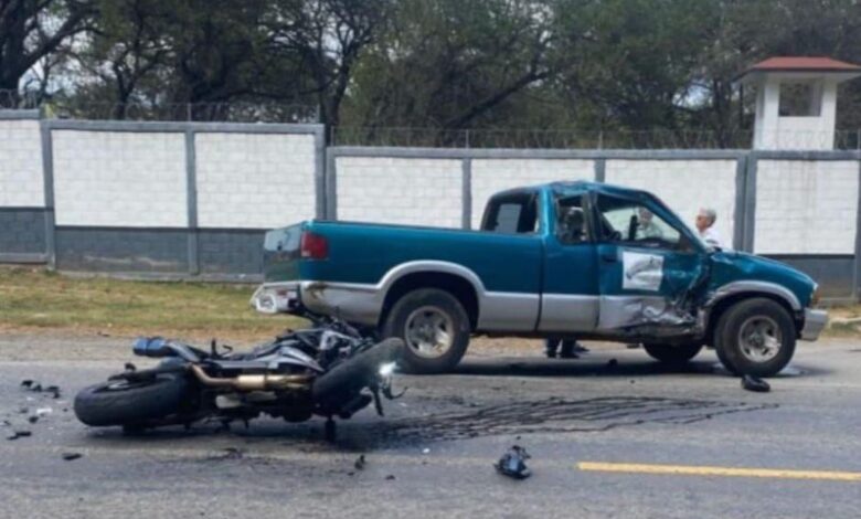Choca moto contra camioneta