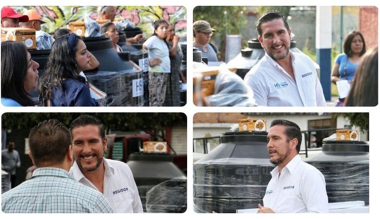 Hugo Servín entrega paquetes de calentador solar