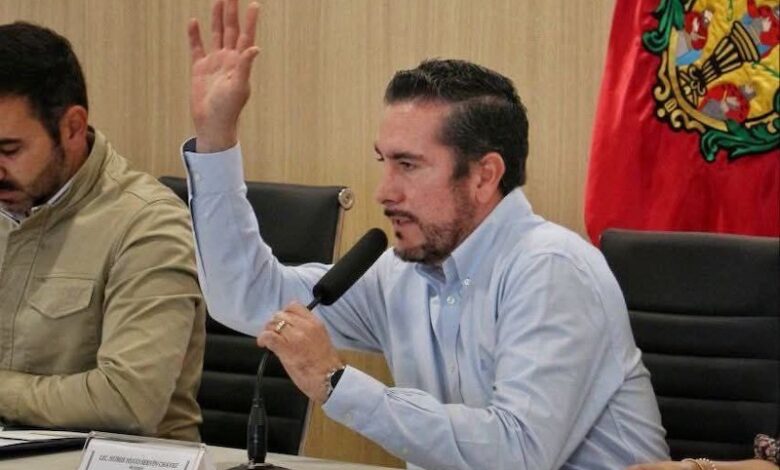 Hugo Servín en sesión de Cabildo