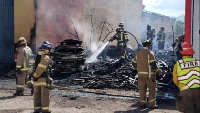 Bomberos combaten incendio