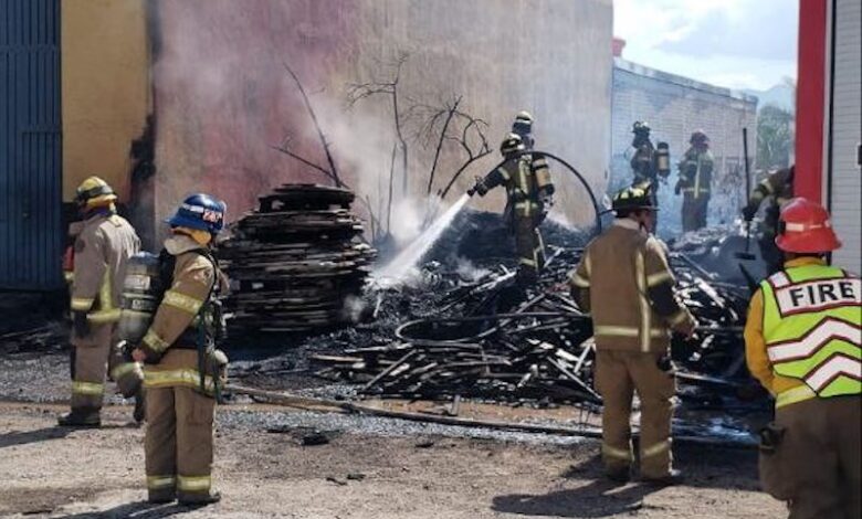 Bomberos combaten incendio