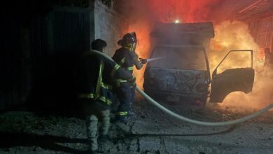 Bomberos atienden incendio de camioneta