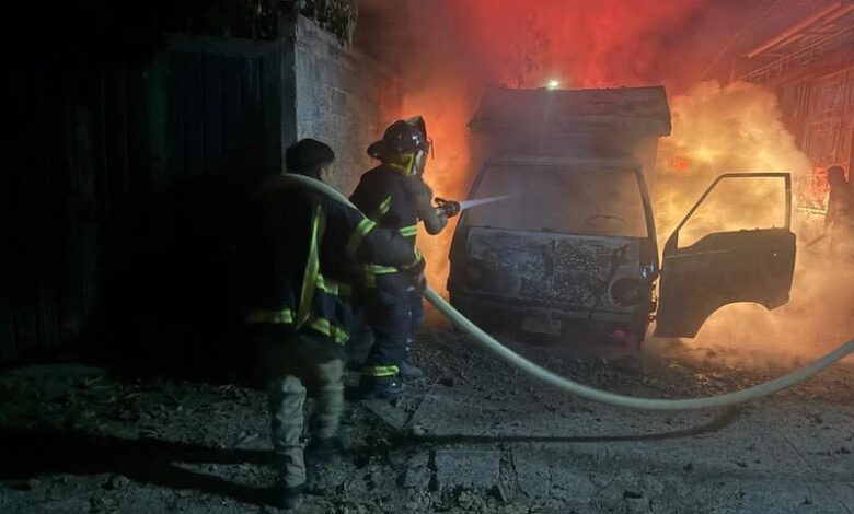 Bomberos atienden incendio de camioneta