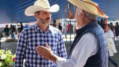 Yankel Benítez en diálogo con otro hombre