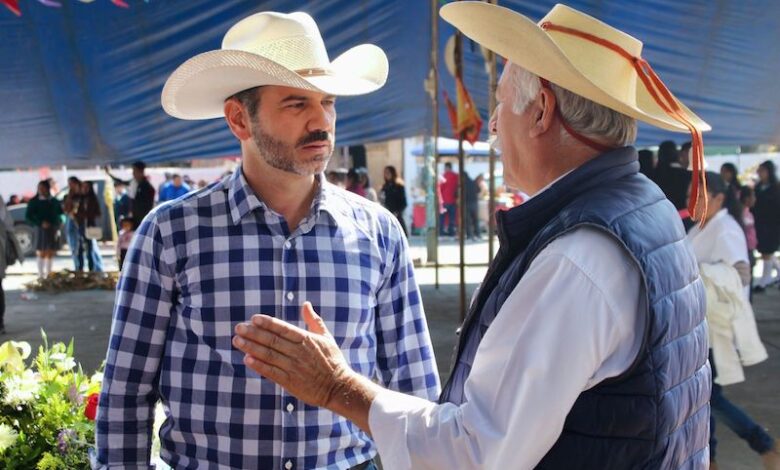 Yankel Benítez en diálogo con otro hombre