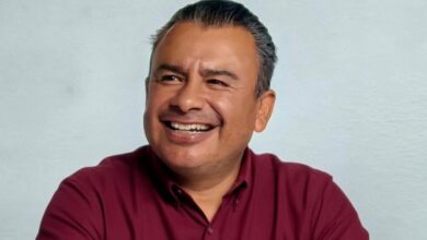 Fidel Calderón Torreblanca con camisa guinda