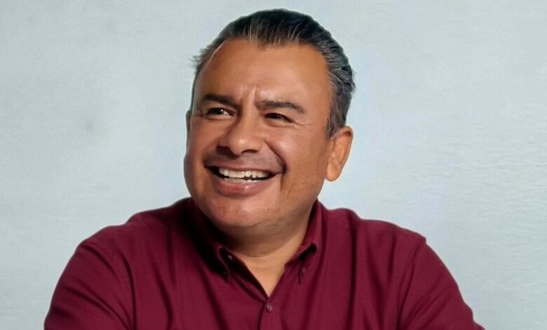 Fidel Calderón Torreblanca con camisa guinda