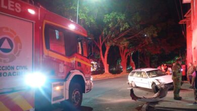 Bomberos y auto accidentado