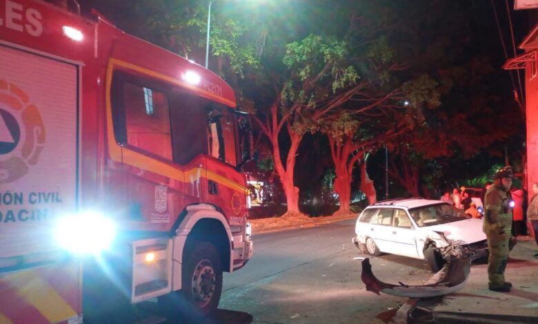 Bomberos y auto accidentado