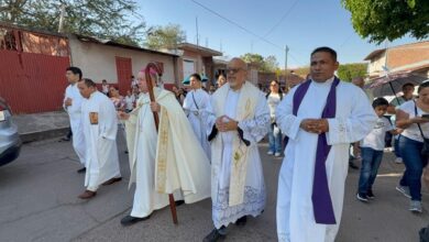 Procesión en Aguililla