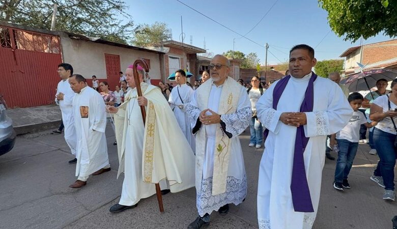 Procesión en Aguililla