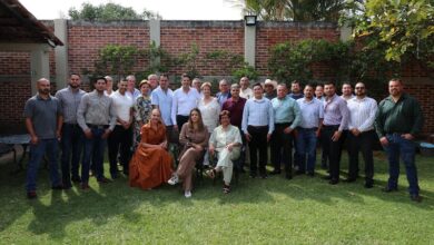Alfonso Martínez con productores y porcicultores