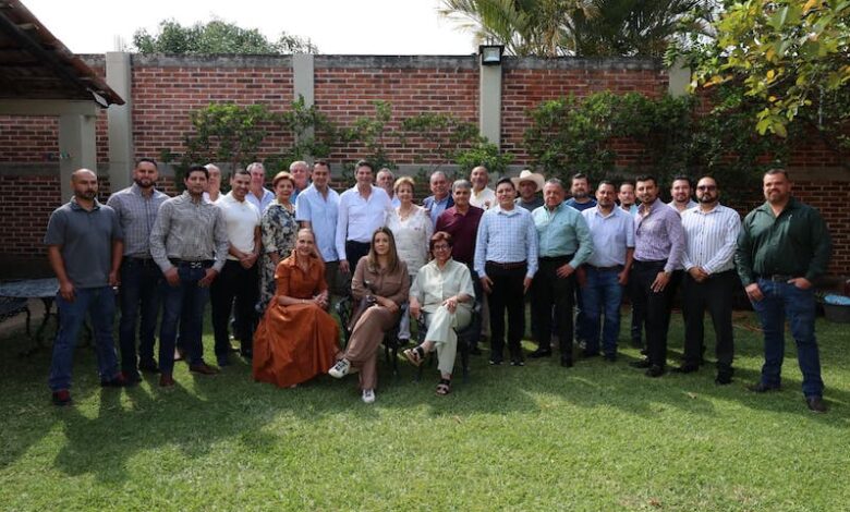 Alfonso Martínez con productores y porcicultores