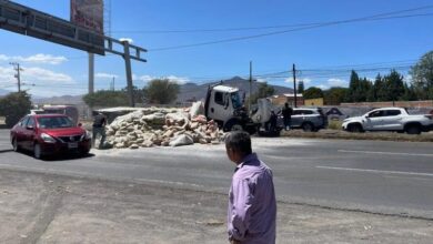 Desparraman bultos de cemento en la carretera