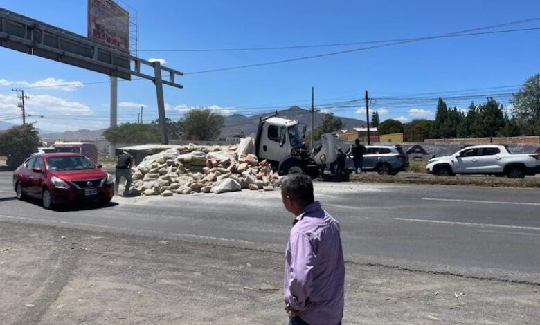 Desparraman bultos de cemento en la carretera