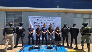 Detienen a funcionarios de Chavinda en posesión de armas y droga, la síndica entre ellos