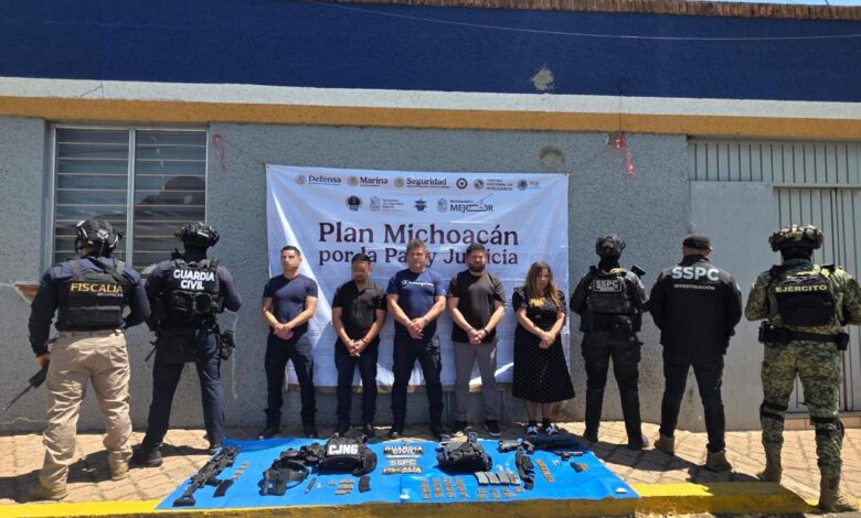 Detienen a funcionarios de Chavinda en posesión de armas y droga, la síndica entre ellos