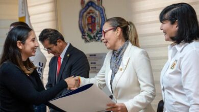 Yarabí Ávila con recién egresados