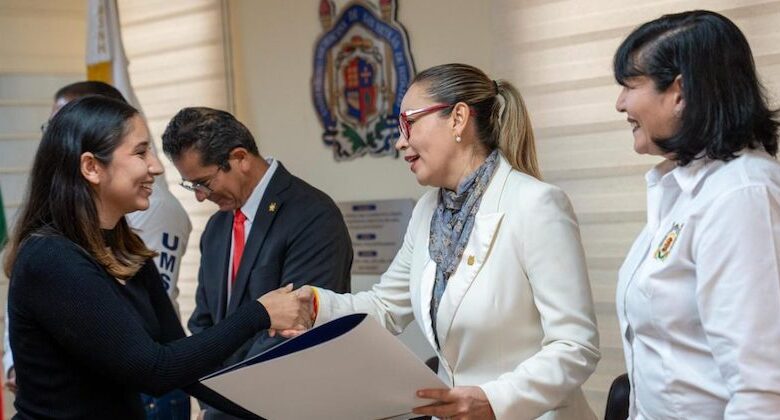 Yarabí Ávila con recién egresados