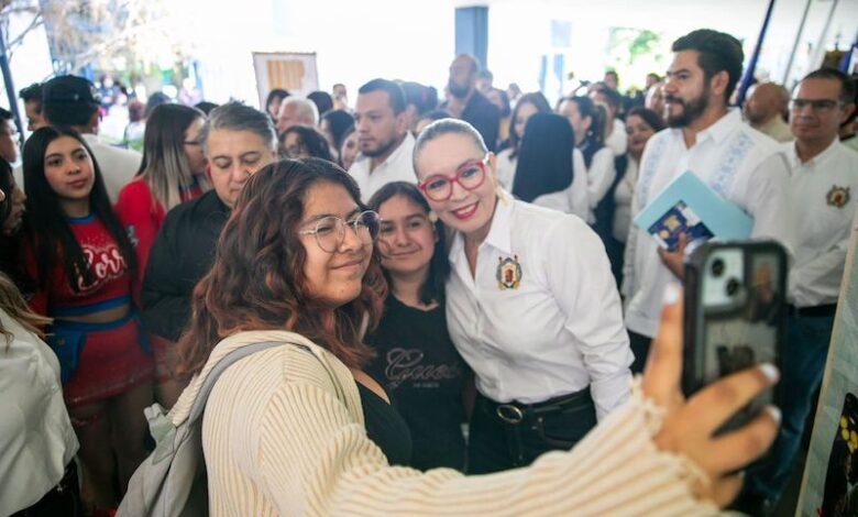 Yarabí Ávila con estudiantes