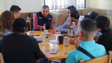 Juan Carlos Barragán con jóvenes