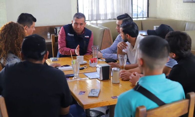 Juan Carlos Barragán con jóvenes