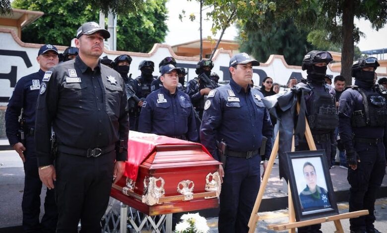 Homenaje a policía caído