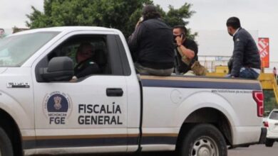Camioneta y agentes de la FGE de Michoacán