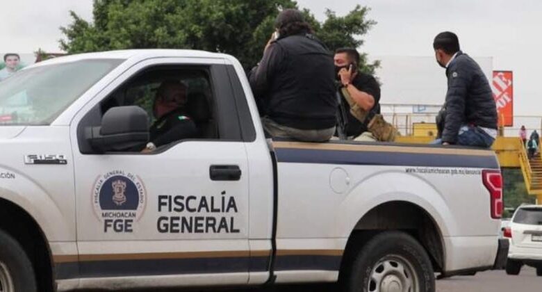 Camioneta y agentes de la FGE de Michoacán