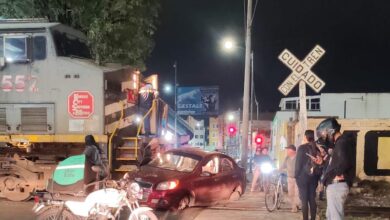 Tren arrolla un auto