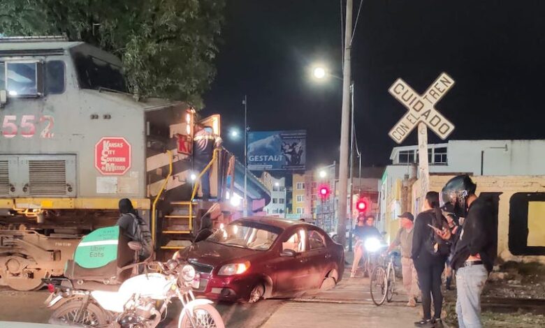 Tren arrolla un auto