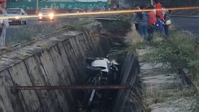 Auto cae a canal pluvial