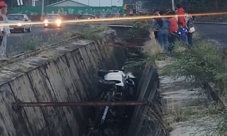 Auto cae a canal pluvial