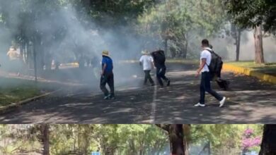 Habitantes de Sevina se enfrentan con antimotines en Morelia