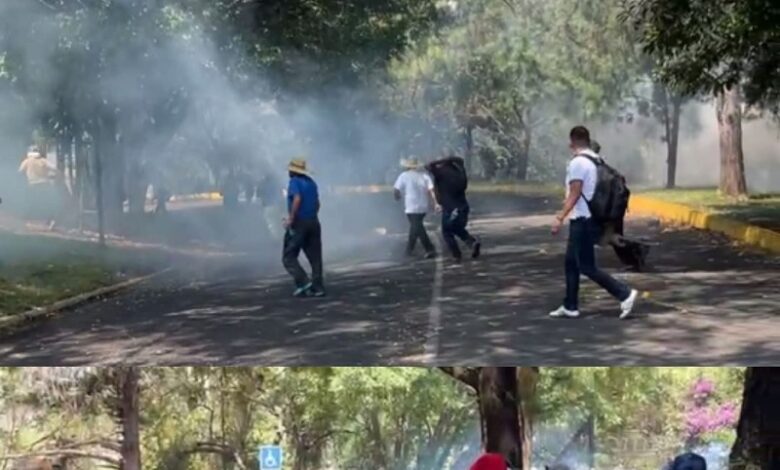 Habitantes de Sevina se enfrentan con antimotines en Morelia