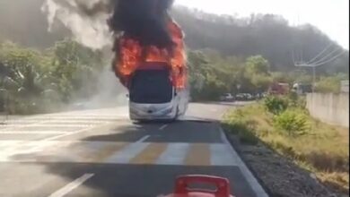 bloqueos carreteros, vehículos incendiados, Michoacán