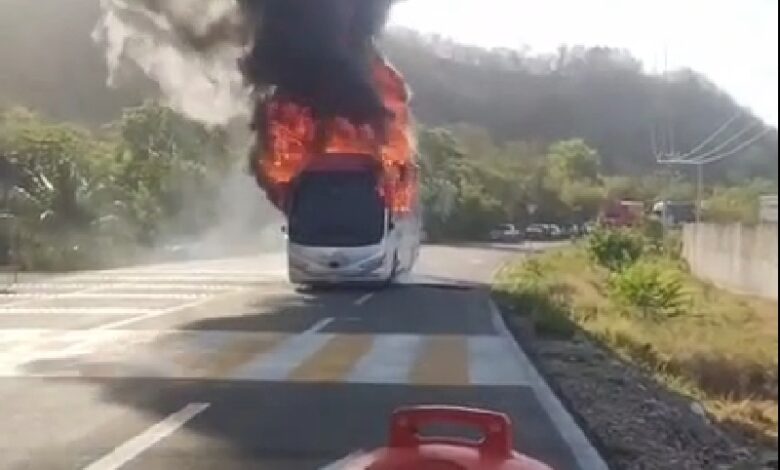 bloqueos carreteros, vehículos incendiados, Michoacán